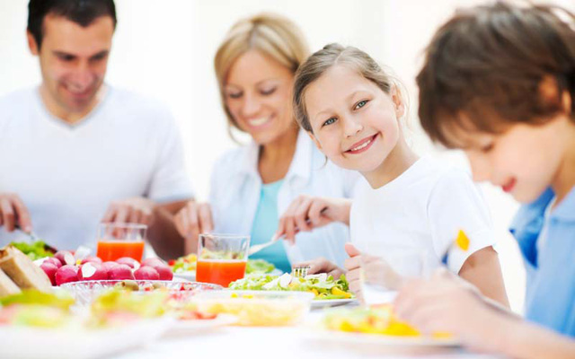 Những bữa ăn vui vẻ, hạnh phúc giúp trẻ hấp thu tốt hơn