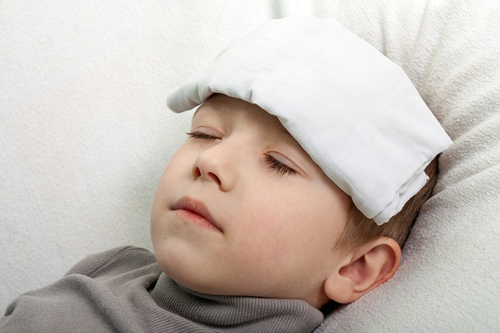 Cần đưa trẻ đến thăm khám bác sĩ nếu trẻ sốt cao sau tiêm viêm não nhật bản