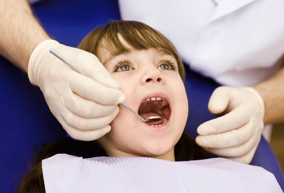 Đưa trẻ đến nha sĩ ngay cả khi mới chớm đau răng