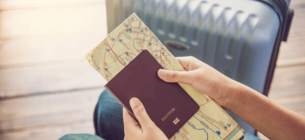 kiểm tra hộ chiếu trước khi đi du lịch