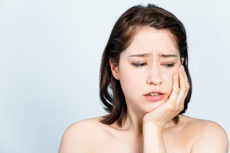 Có những triệu chứng nào cho thấy răng cấm đang mọc?
