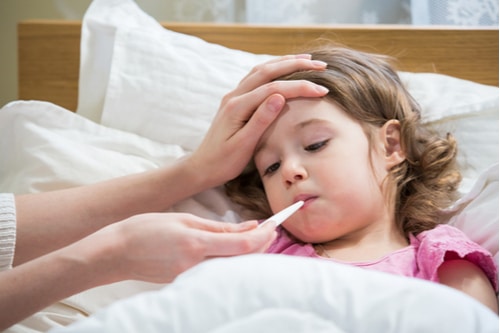 Triệu chứng sốt xuất huyết xuất hiện tại trẻ nhỏ