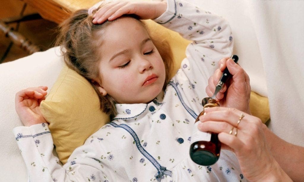 Khi trẻ bị sốt nên làm gì và không nên làm gì?