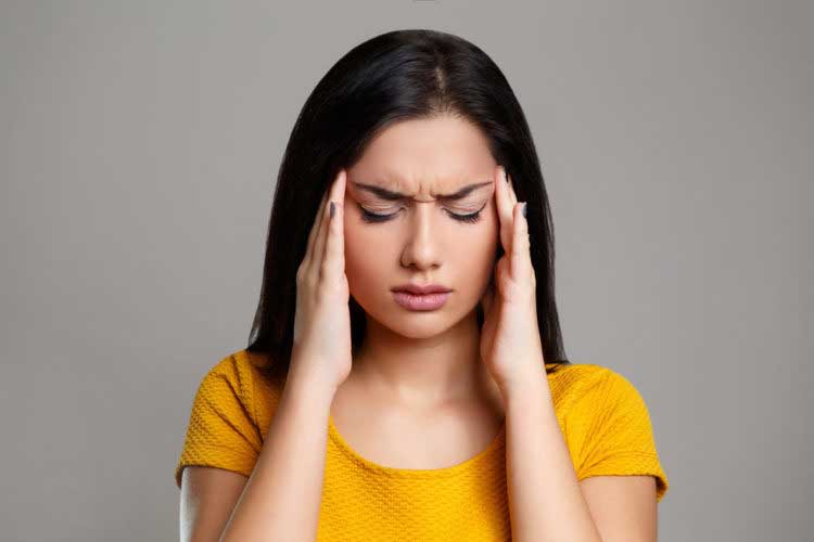 Đau đầu và sốt là một trong những triệu chứng đầu tiên của viêm màng não