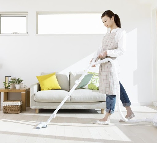 Dọn dẹp nhà cửa thường xuyên là một trong những cách giúp phòng ngừa bệnh sốt xuất huyết hiệu quả