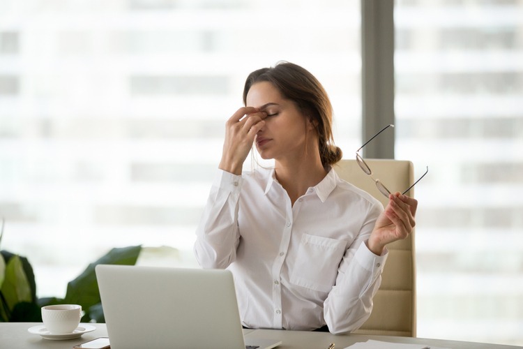 Xoa bóp bấm huyệt có thực sự giúp giảm đau đầu nhức mắt không?
