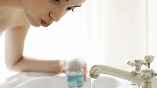 súc miệng bằng nước trị đau răng khôn