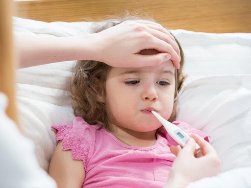 Khi bé sốt cao liên tục, không có dấu hiệu giảm sốt mặc dù đã sử dụng thuốc cảm cúm cho bé thì cần đưa bé nhập viện ngay
