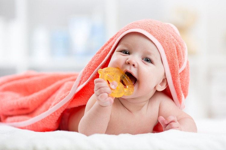 bé chơi với đồ chơi dễ thương
