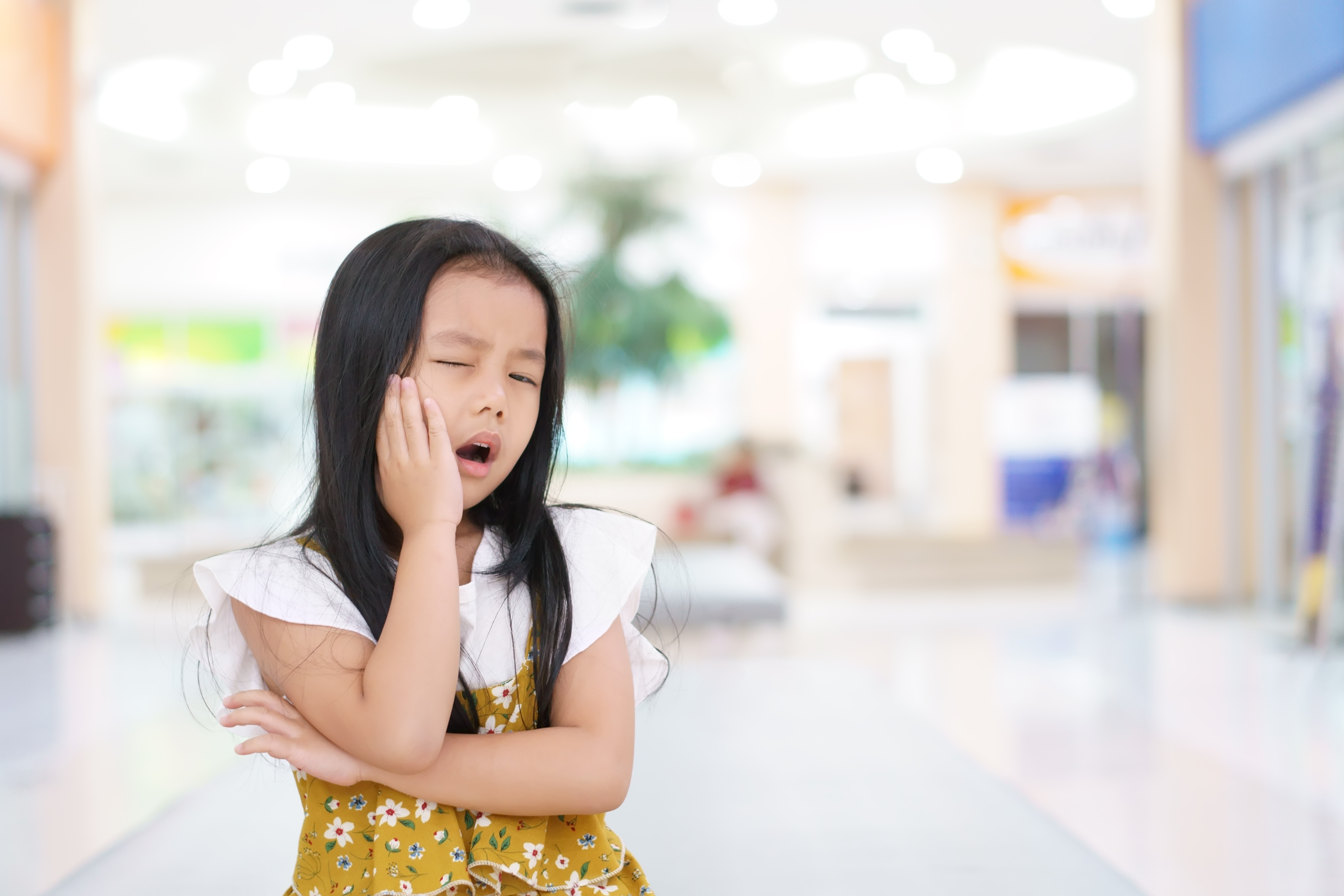 What are the causes of tooth decay in 4-year-old children?