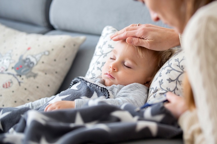 Trẻ bị sốt siêu vi có thể gặp những triệu chứng như nghẹt mũi và đỏ mắt không?
