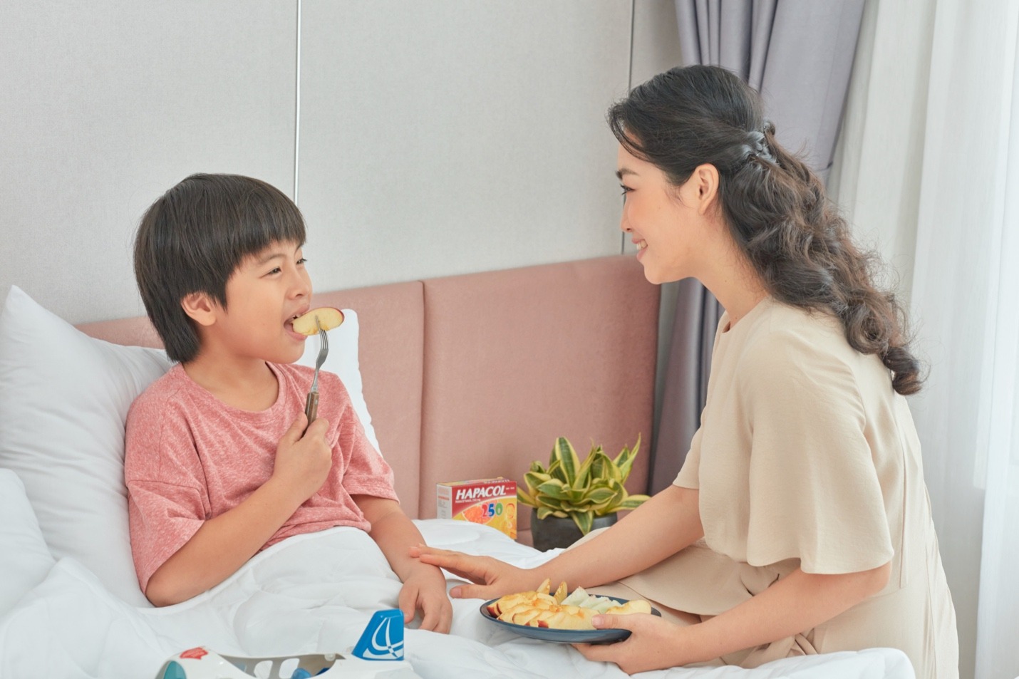 Cha mẹ cũng cần chăm sóc để tăng độ miễn dịch tích cực cho con ở nhà