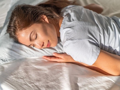 Thói quen nằm sấp khi ngủ cũng là nguyên nhân gây đau nhức cổ 