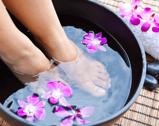 Ngâm chân trong nước ấm có tác dụng giúp giảm đau bụng kinh.