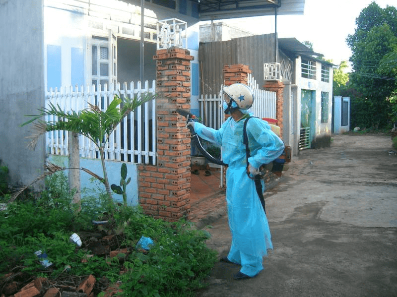 Cần biết cách phun thuốc diệt muỗi đúng kỹ thuật để đảm bảo an toàn