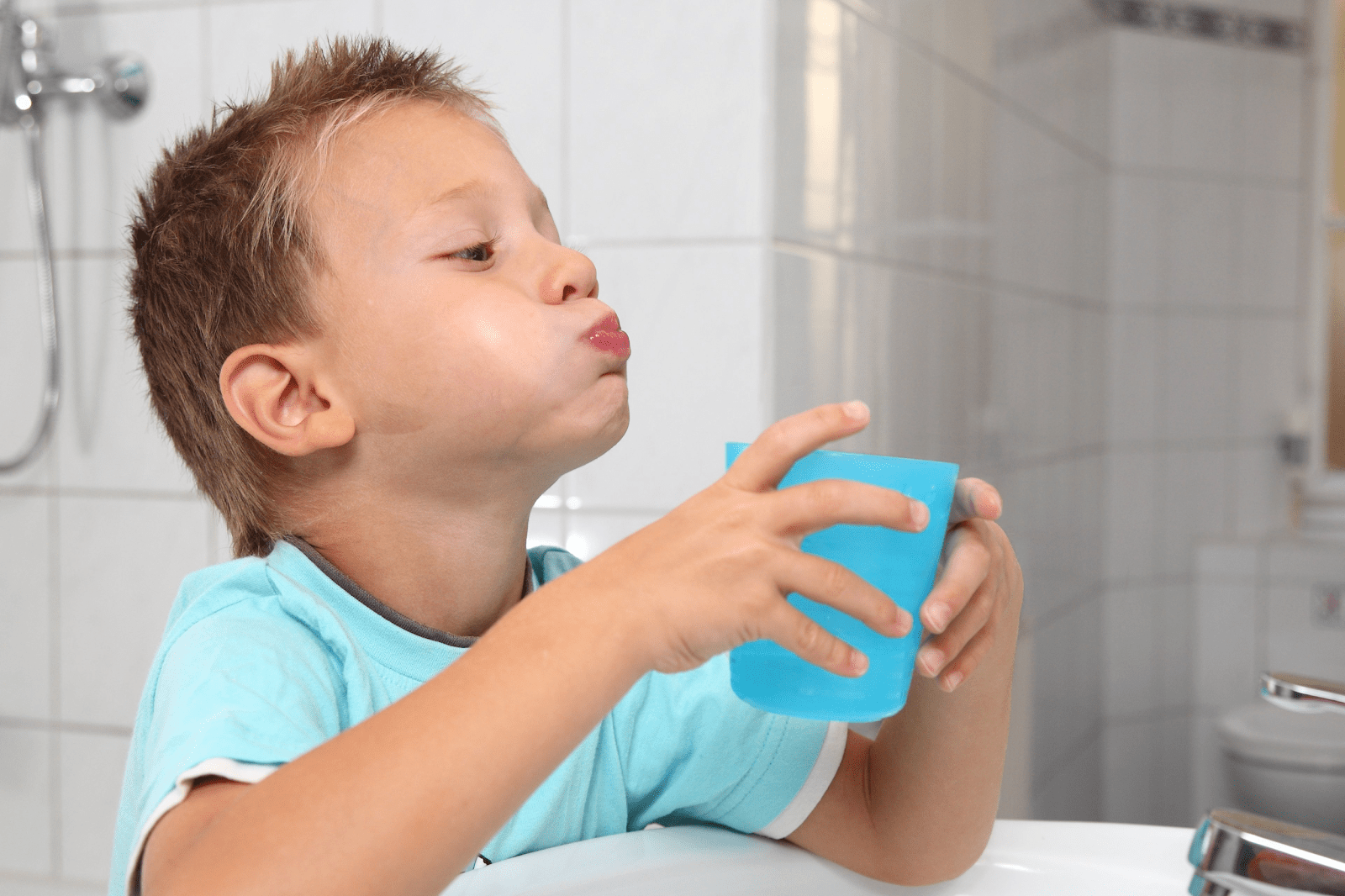Cho bé súc miệng bằng nước muối sẽ giúp giảm viêm loét ở miệng