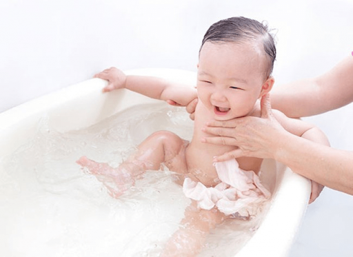 Vẫn nên tắm cho trẻ bị tay chân miệng để giảm nguy cơ nhiễm khuẩn
