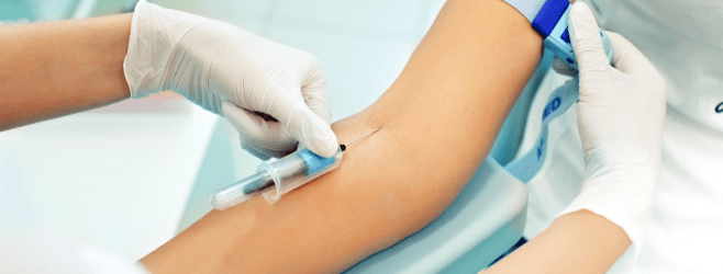 Thực hiện xét nghiệm máu để biết bệnh nhân có bị sốt xuất huyết không