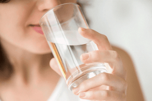 Người bệnh cần bổ sung nước khi bị sốt cao đi ngoài