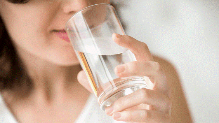 Người bệnh cần bổ sung nước khi bị sốt cao đi ngoài