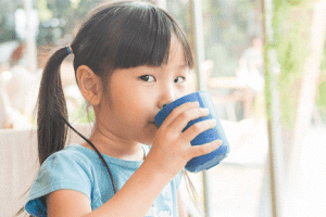 Nên cho trẻ uống nước khi thấy trẻ bị ho nhiều