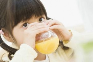 Bổ sung vitamin C cho trẻ giúp trẻ hồi phục sức khỏe một cách nhanh chóng