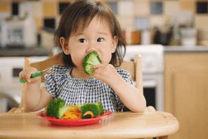 Trẻ bị táo bón cần bổ sung nhiều chất xơ
