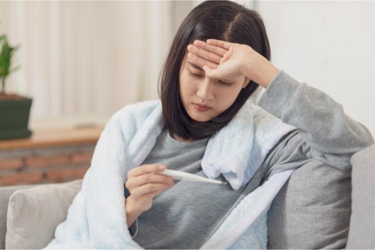 Ho sốt là biểu hiện đặc trưng của cảm cúm và cảm lạnh