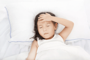 Trẻ bị ho sốt do viêm đường hô hấp trên
