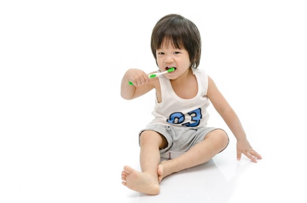 Sử dụng bàn chải mềm và kem đánh răng cho bé