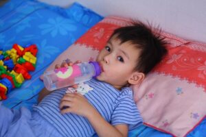 Trẻ bị rối loạn tiêu hóa có thể gây sốt, mất nước, mệt mỏi