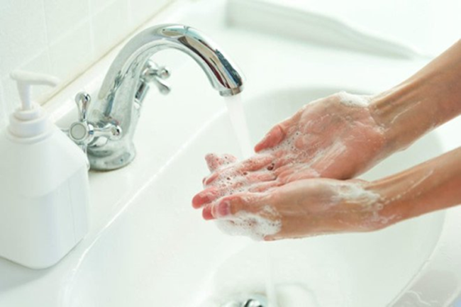 Rửa tay thật sạch trước khi vệ sinh rốn cho bé.