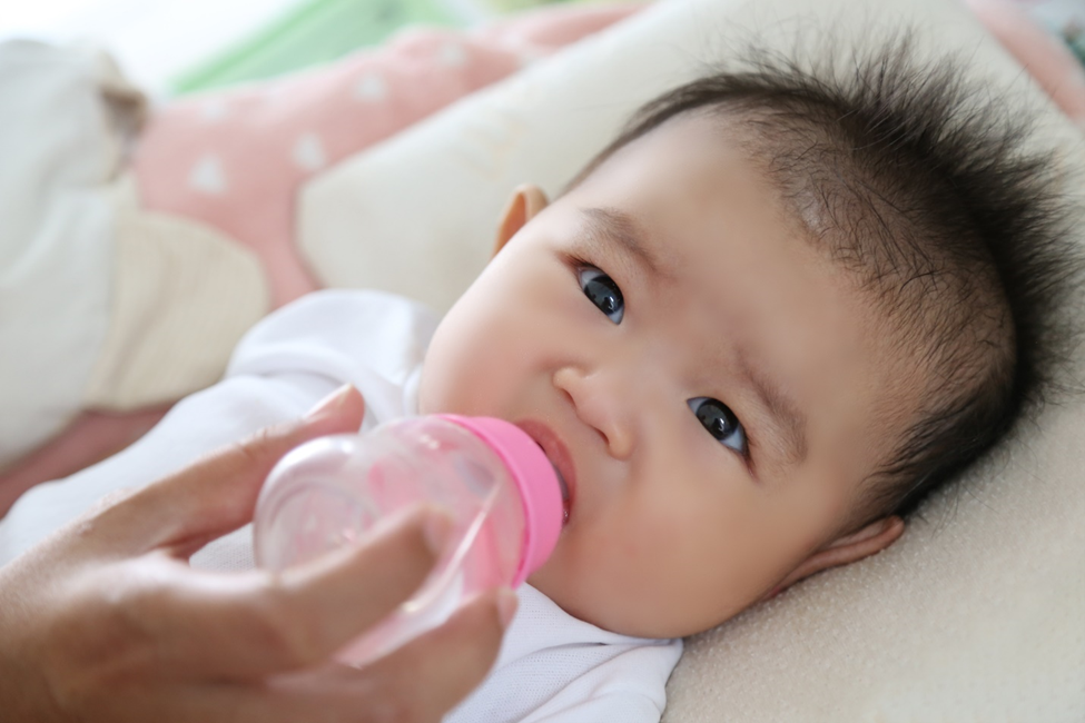 Cho bé uống nhiều nước, hoặc các món ăn lỏng như cháo hay súp để làm lỏng dịch mũi
