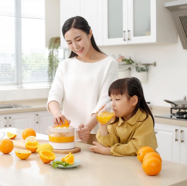 Tăng cường vitamin C bằng cách cho bé uống nước cam hoặc chanh