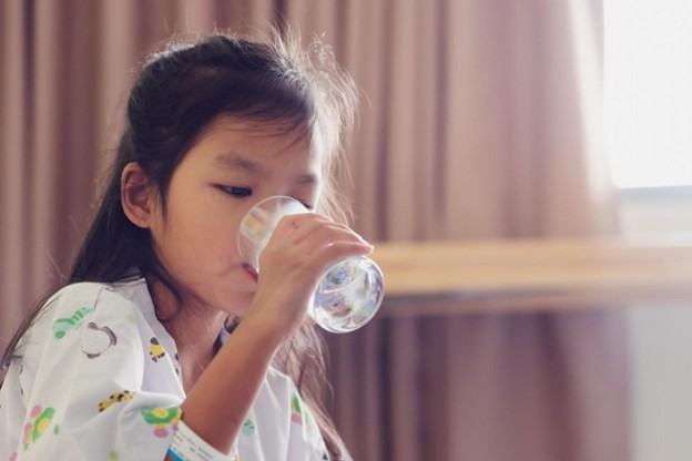 Uống thêm nước giảm ho và hạ sốt cho bé