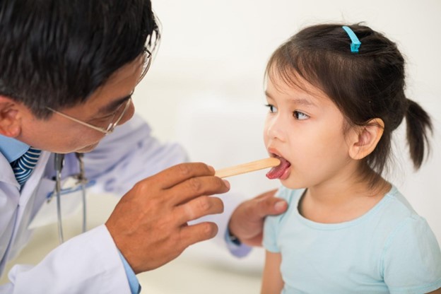 Không nên tùy tiện dùng thuốc trị ho và hạ sốt cho trẻ em