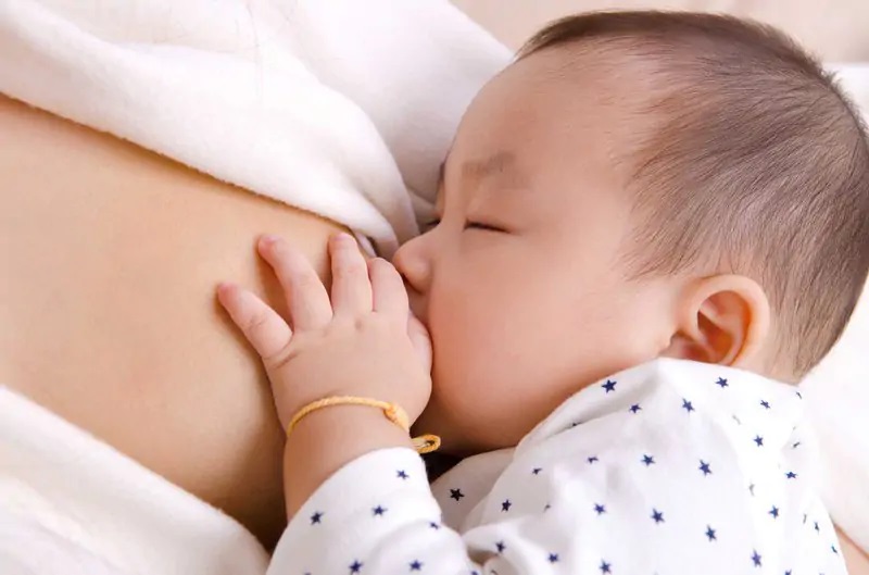 Hướng dẫn chăm sóc bé sơ sinh 2 tuần tuổi: những điều cần biết
