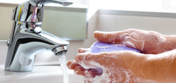 Rửa tay thường xuyên để tránh lây cảm cho bản thân hay người khác