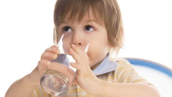 Uống đủ nước giúp giảm tình trạng bệnh 