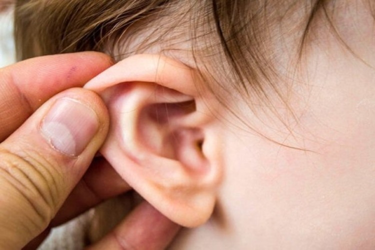 Đau tai cũng có thể là một trong những biến chứng gây ra bởi cảm lạnh