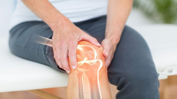 Viêm khớp gối là tình trạng xảy ra khi các mảnh xương sụn trong khớp bị tổn thương