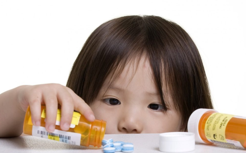 Ba mẹ không được tự ý sử dụng kháng sinh khi chữa tình trạng đi ngoài cho bé