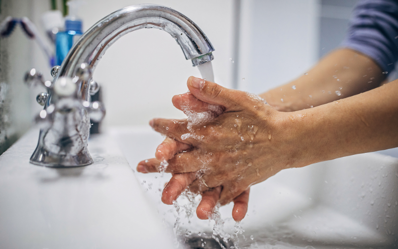  Hãy phòng ngừa bệnh bằng cách rửa tay thường xuyên bằng xà phòng và sát khuẩn