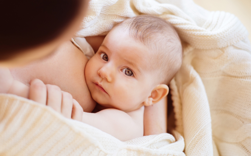 Trẻ dị ứng với sữa mẹ có thể gây nên tình trạng đi ngoài nhiều lần 