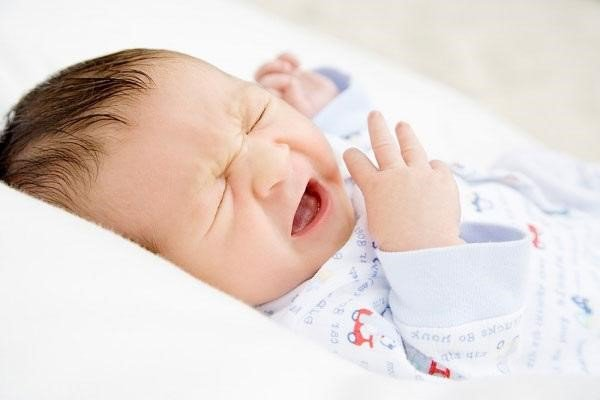 Khi bị tiêu chảy, bé có dấu hiệu sốt hoặc quấy khóc liên tục.