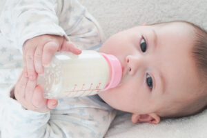 Đổi sữa cho bé để điều trị táo bón