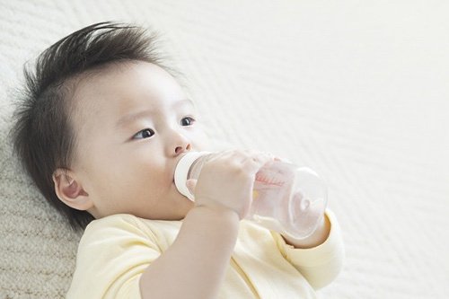 Cho trẻ uống nước đầy đủ