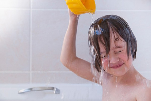 Tắm nước ấm có thể giúp làm mềm phân, giãn cơ vòng hậu môn và kích thích trẻ đi đại tiện.