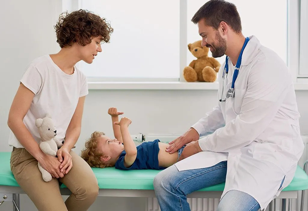 Nhận tư vấn từ bác sĩ là cách tốt nhất để cải thiện tình trạng trẻ bị táo bón đi ngoài ra máu