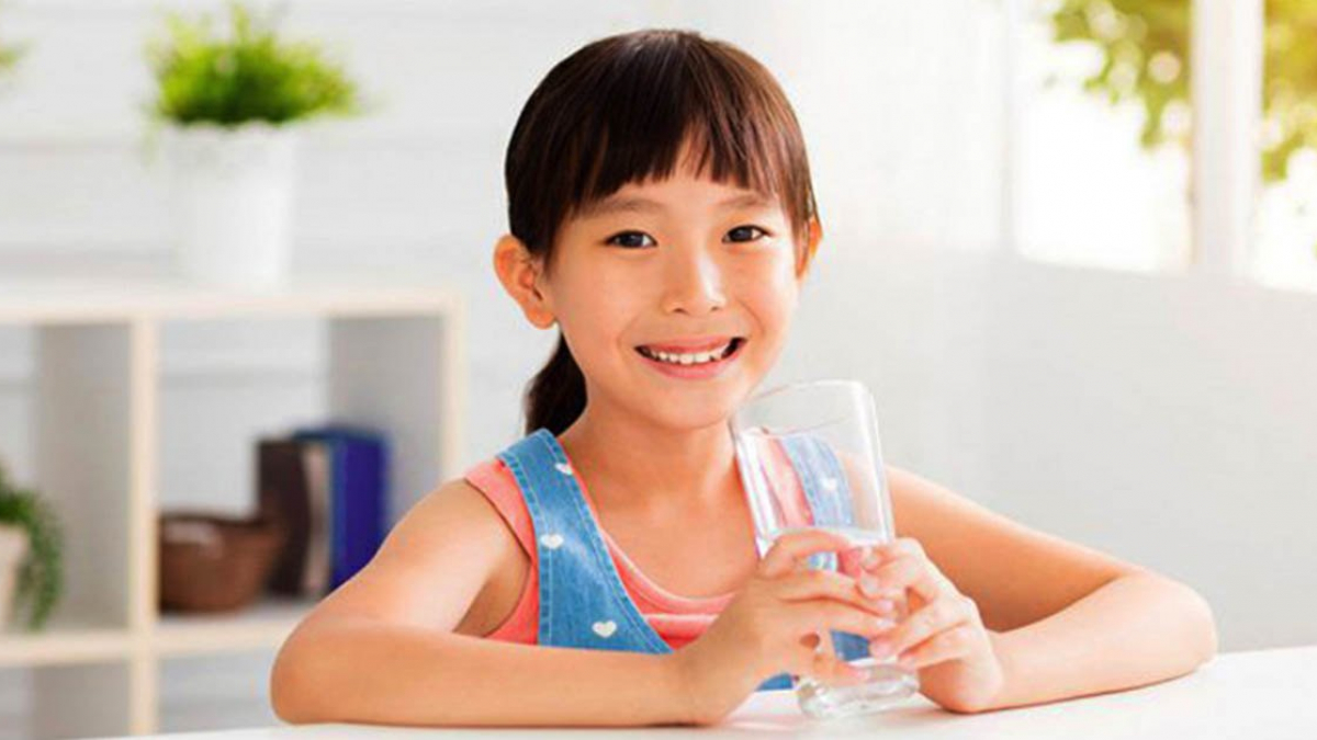 Cho trẻ uống đủ nước để bệnh nhanh khỏi 